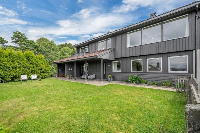 Inngang til hybelen er døren til venstre på bakkeplan.